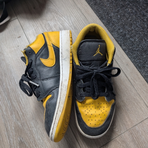 Jordan Kids' Black and Yellow Sneakers - Picture 2 of 3